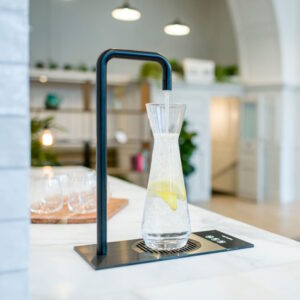 fontaine à eau particulier qui remplit une carafe